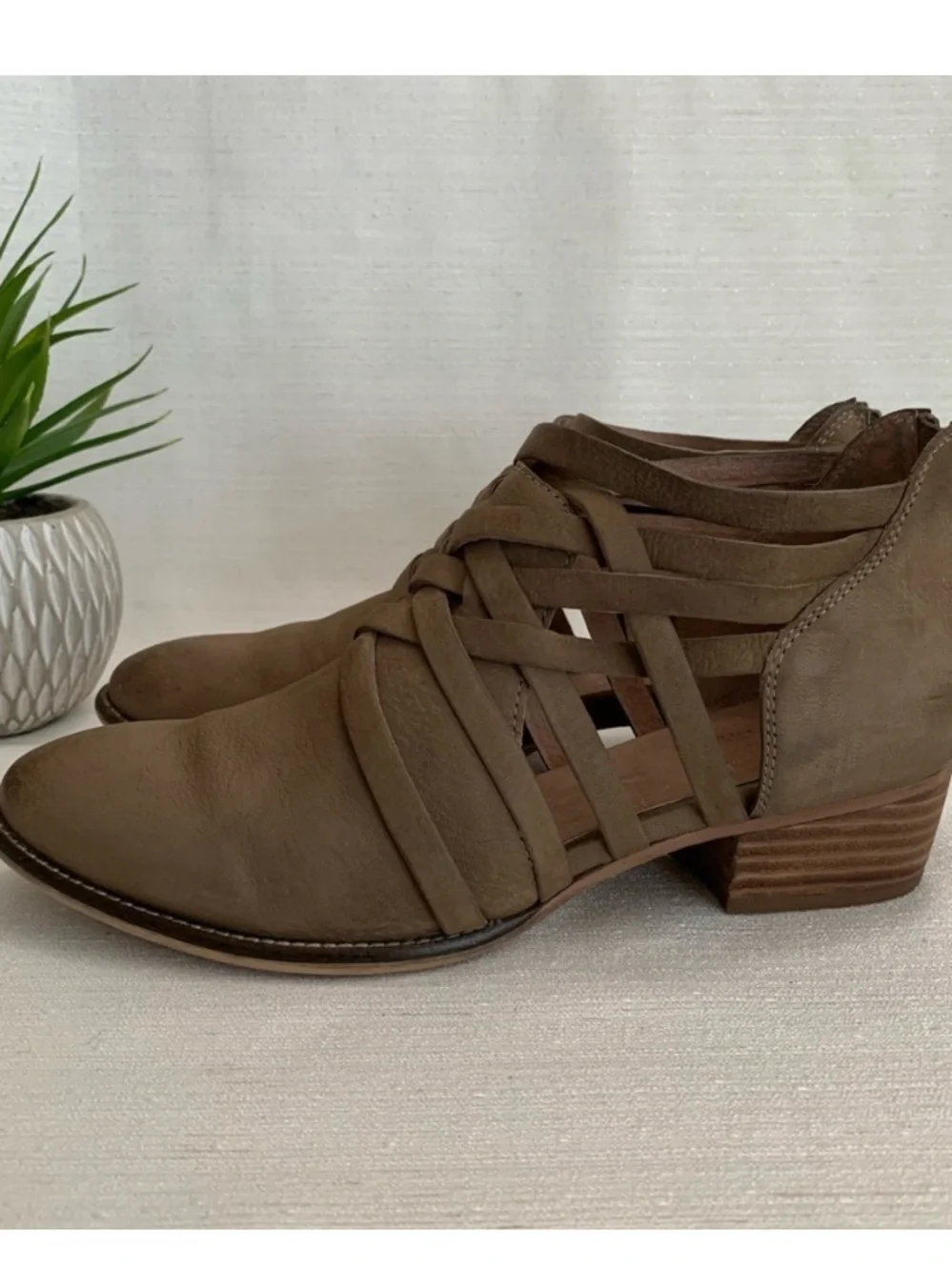 Seychelles Vuntage Y2k Taupe Brown Ankle boots With Crisscross Straps US Size 7